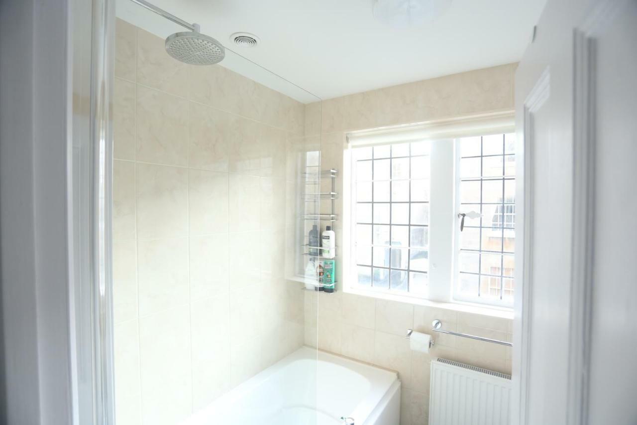 Entire Victorian Lodge In A Privately Gated Estate With Secure Parking For Two Cars And A Newly Refurbished Bathroom Екстер'єр фото